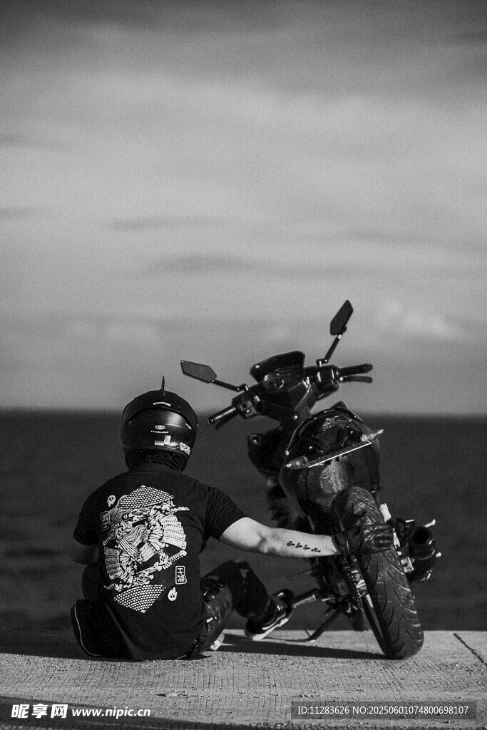海邊騎士與酷炫摩托車