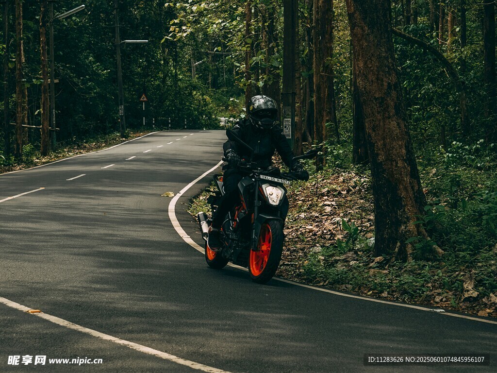 公路騎行的酷炫摩托車手