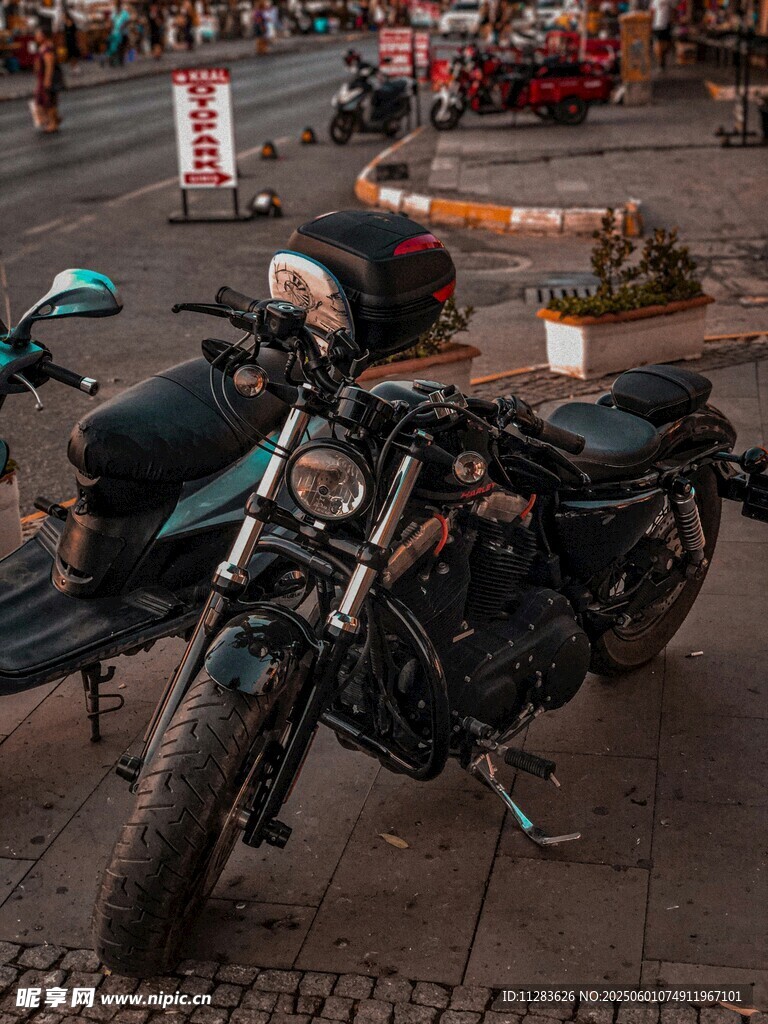 街頭停放的復古風格摩托車