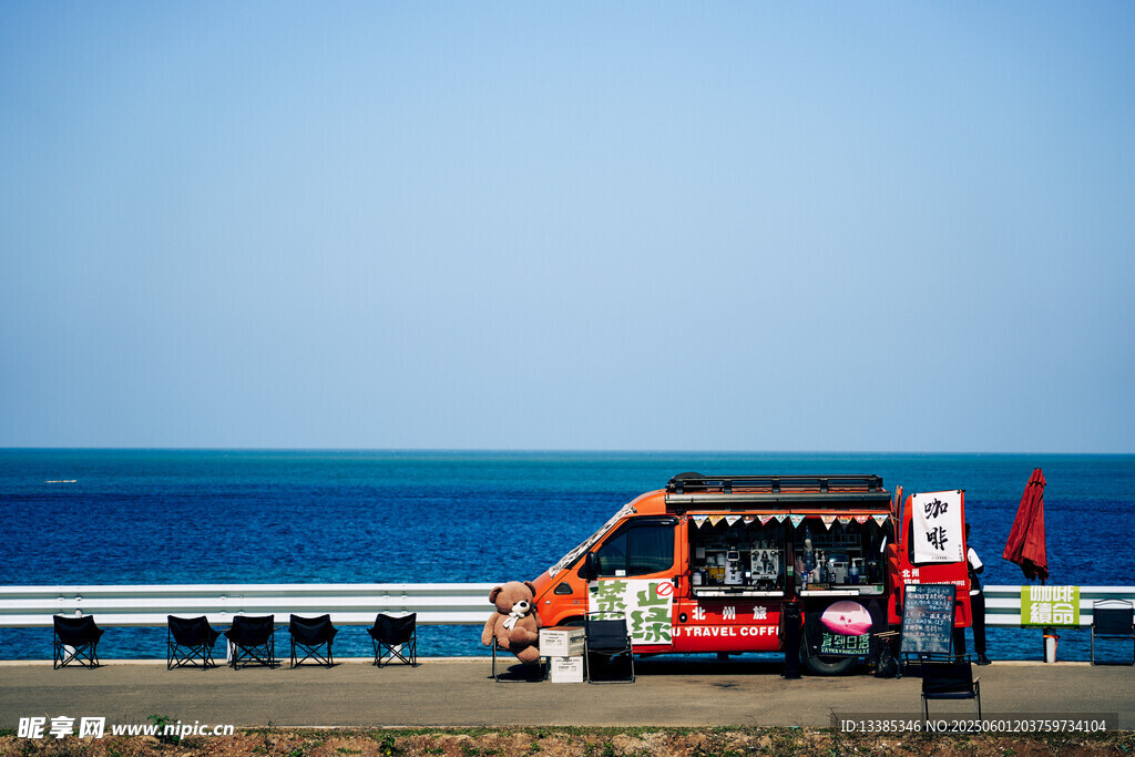 海南海邊的多彩餐車咖啡車