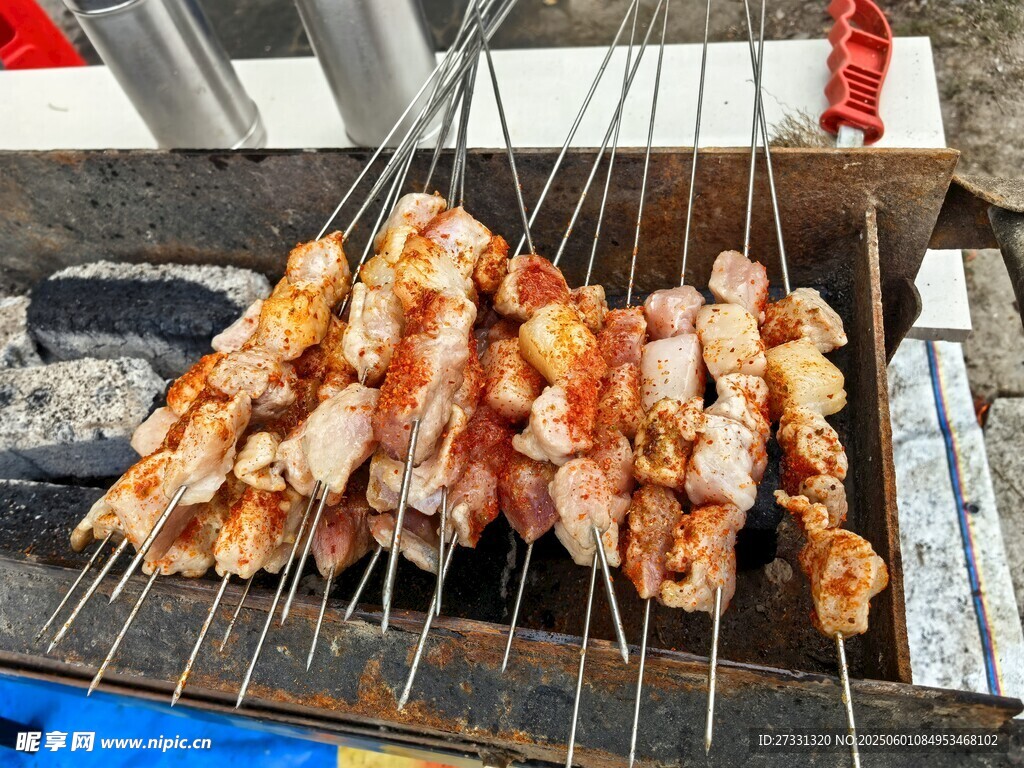 烤架上的美味雞肉串