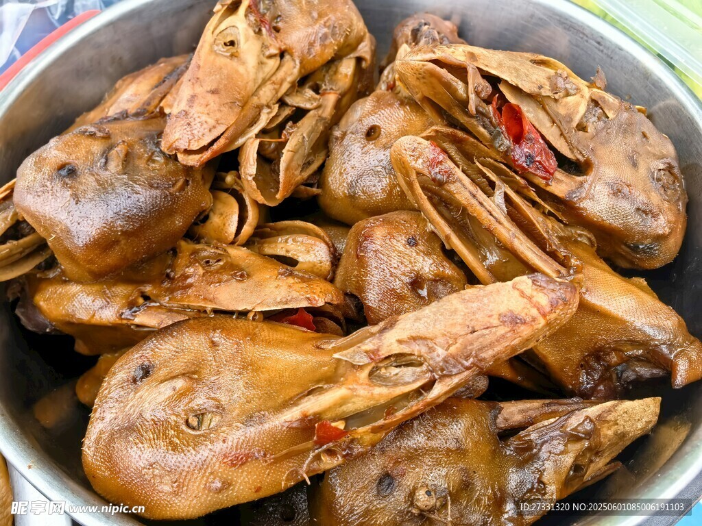 香辣誘人的美味鹵鴨頭