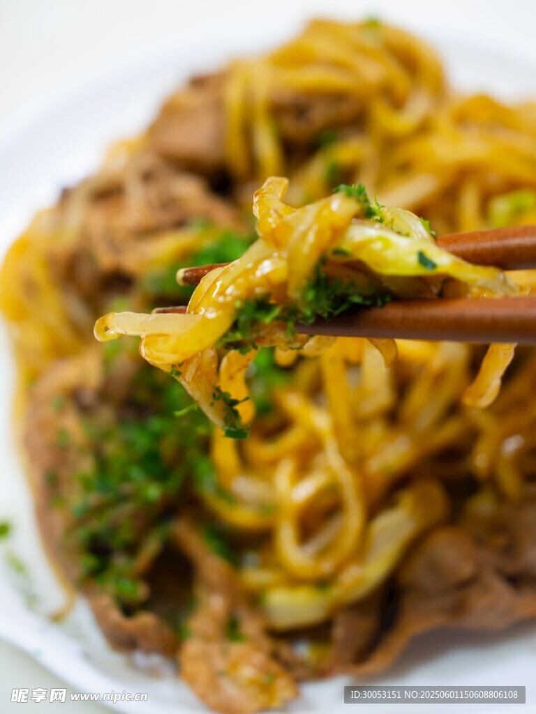美味炒面筷子夾起