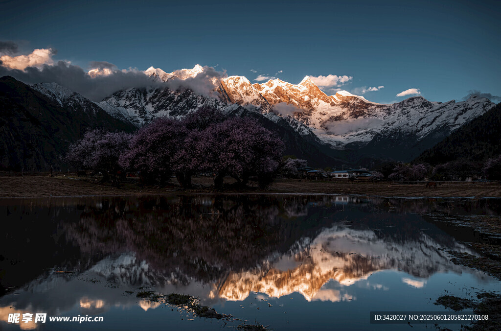 湖畔雪山