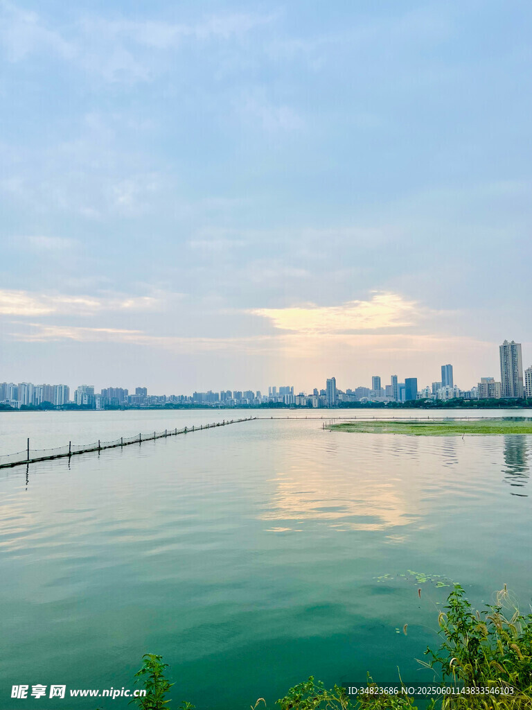 湖畔城市風(fēng)光 水天相映