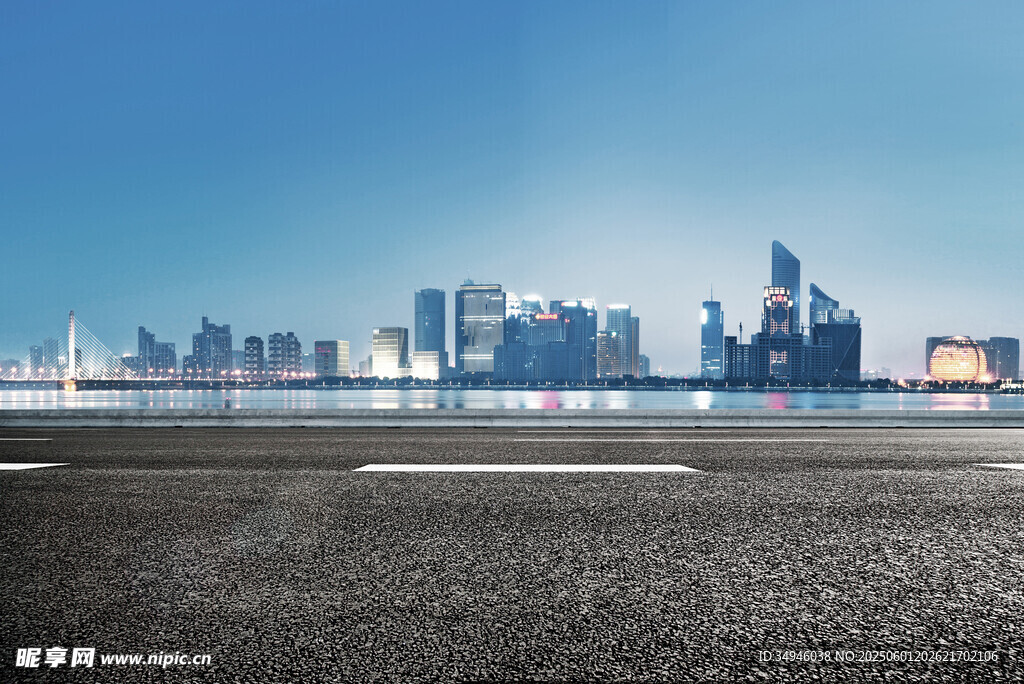 城市天際線與空曠道路
