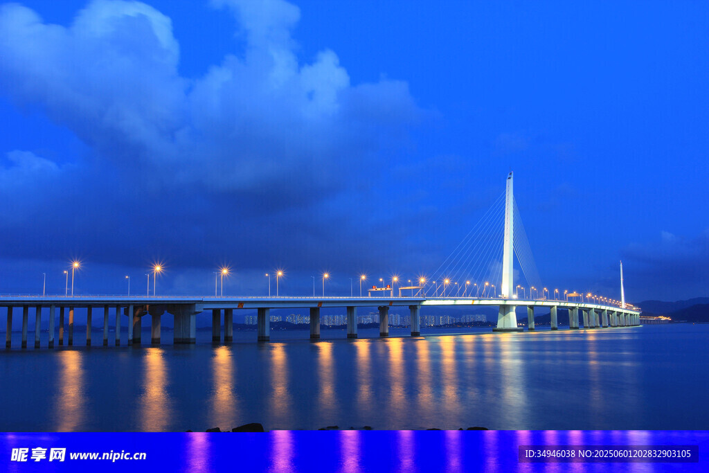 深圳灣大橋夜景璀璨