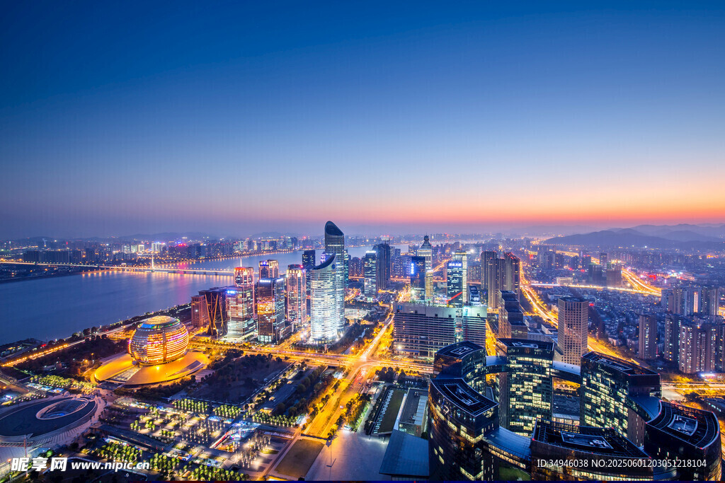 城市璀璨夜景俯瞰圖