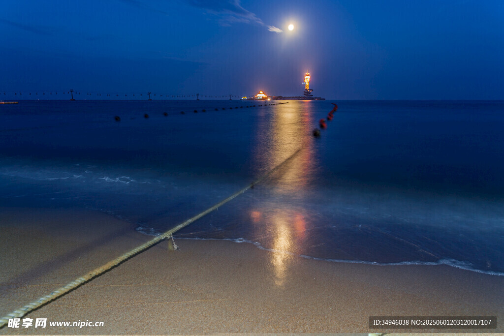 夜幕下的海邊棧橋美景