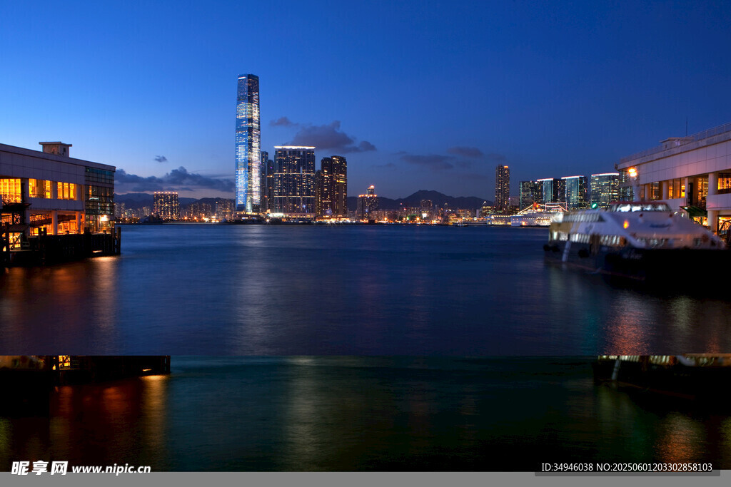 夜幕下的港口美麗景致