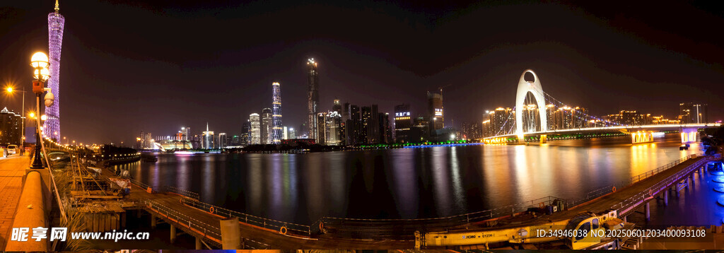 城市夜景中的璀璨橋梁