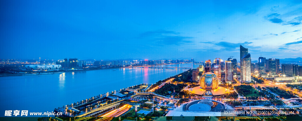 城市夜景下的璀璨河畔風(fēng)光
