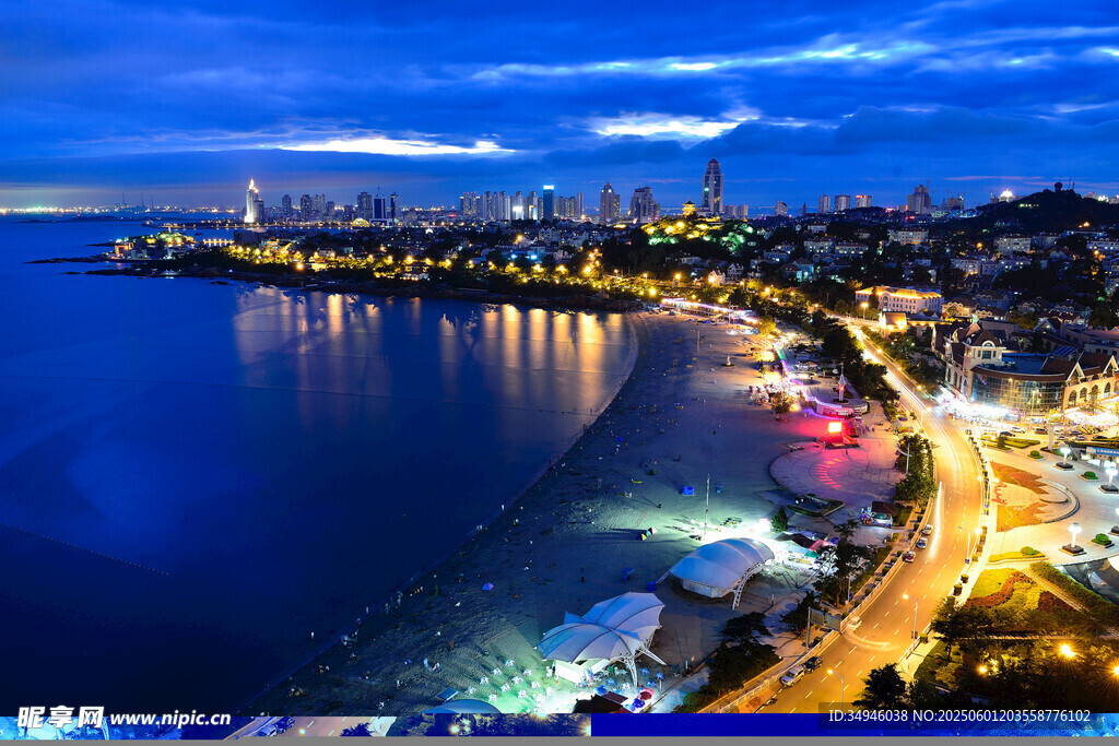 城市海濱夜景璀璨風光