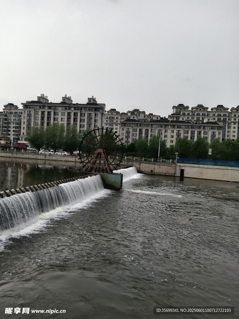 城市水壩旁的建筑景觀