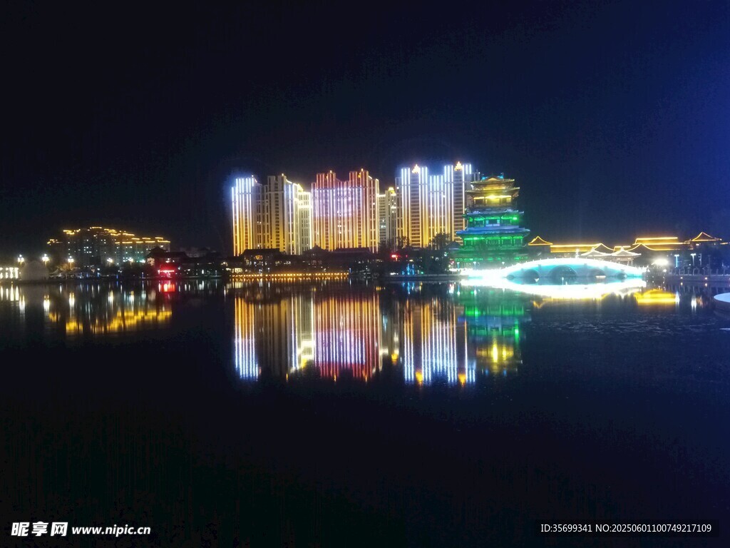 城市夜景湖面倒影璀璨