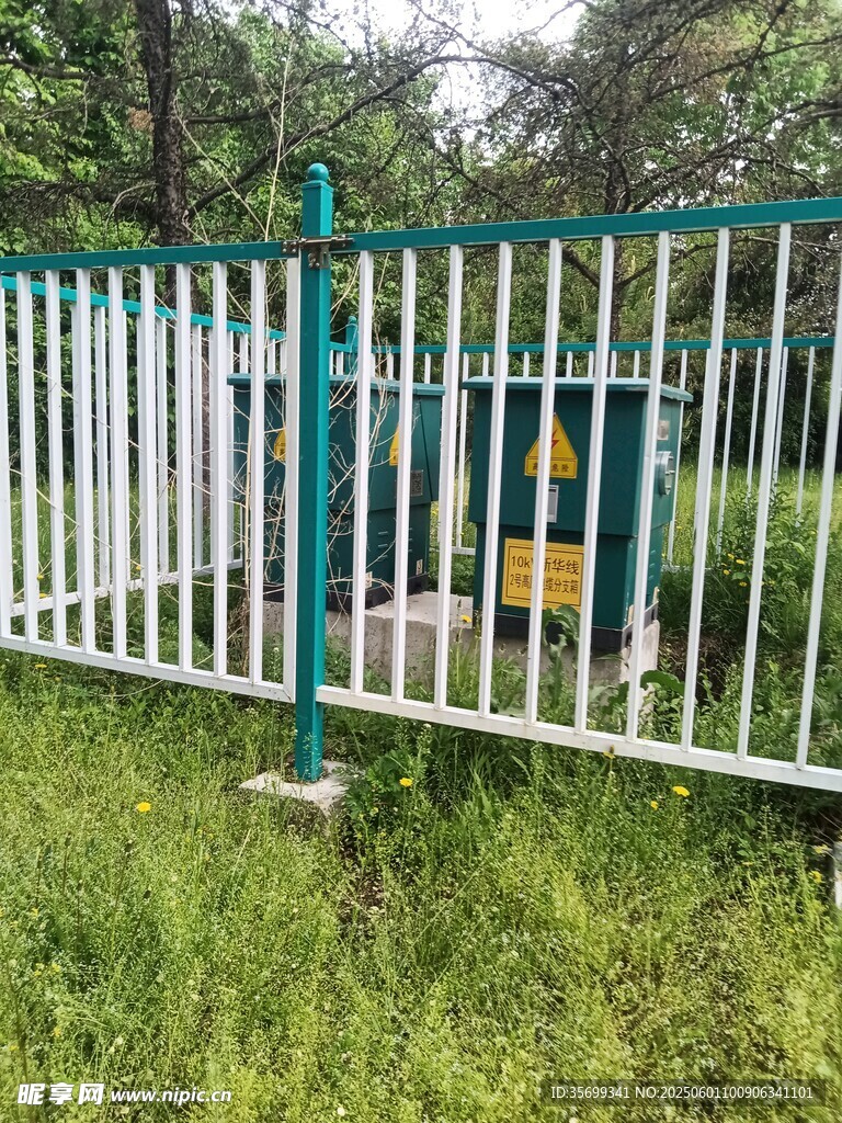 戶外綠色圍欄與箱式設(shè)備