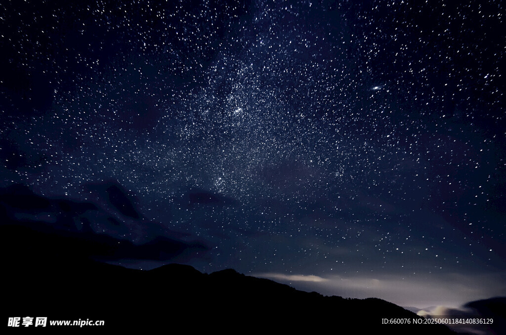 夜空繁星與山巒美景