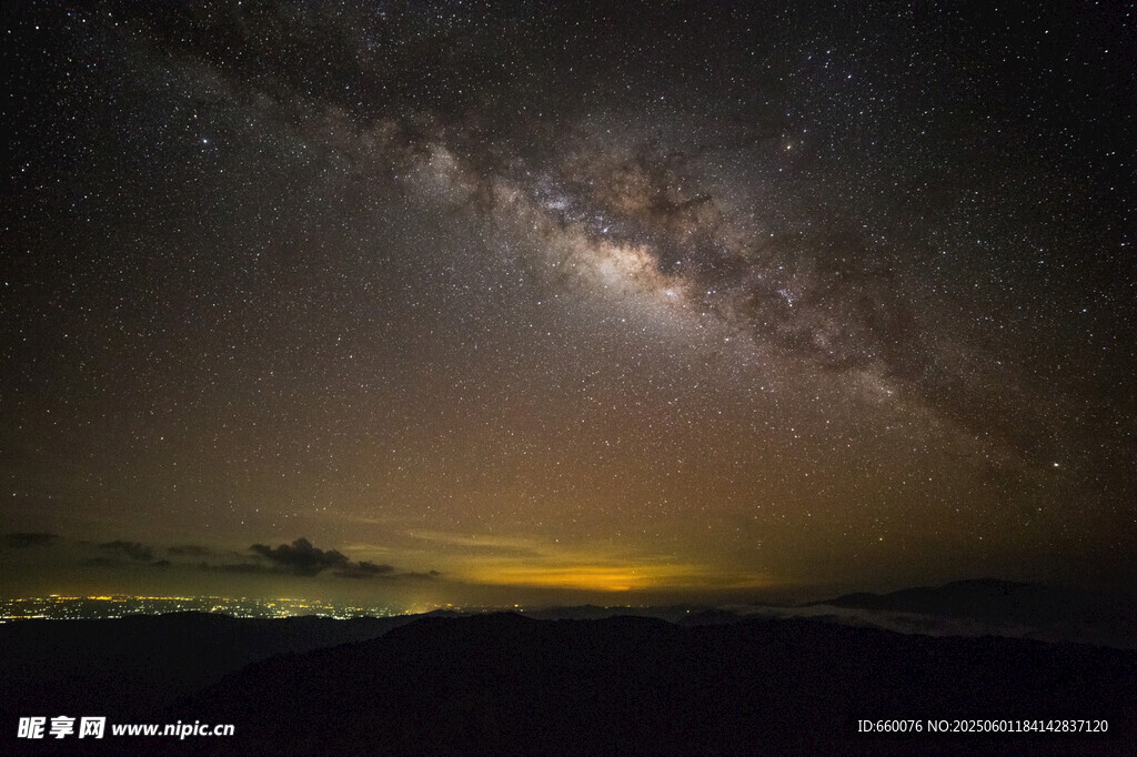 壯麗星空下的黃昏美景
