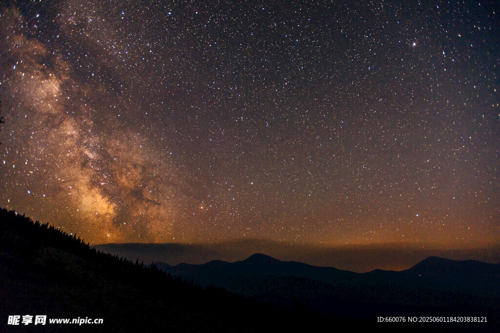 夜空下的壯麗山巒與星河