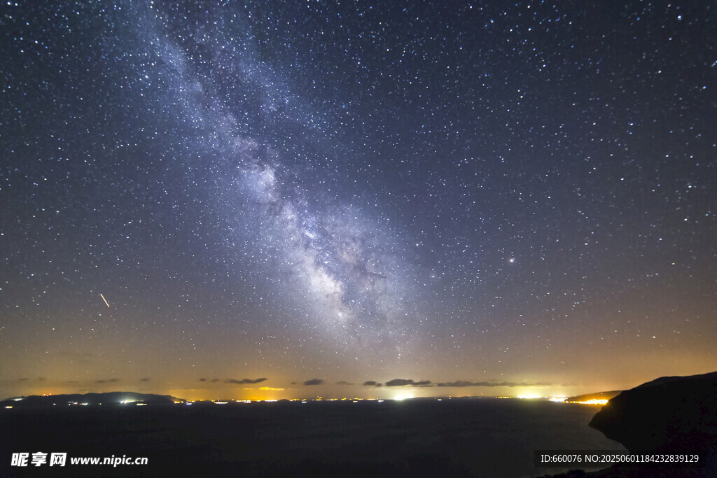 璀璨星空下的美麗夜景