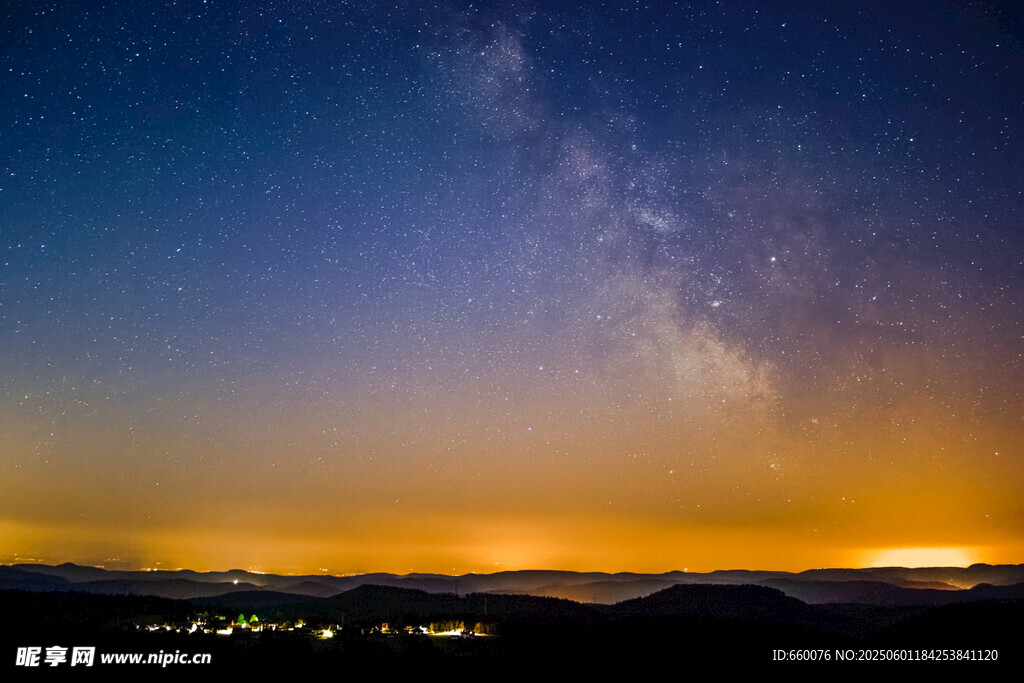 夜幕下的壯麗星空與霞光