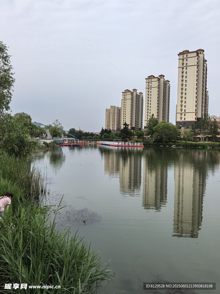 河畔高樓倒影風景如畫
