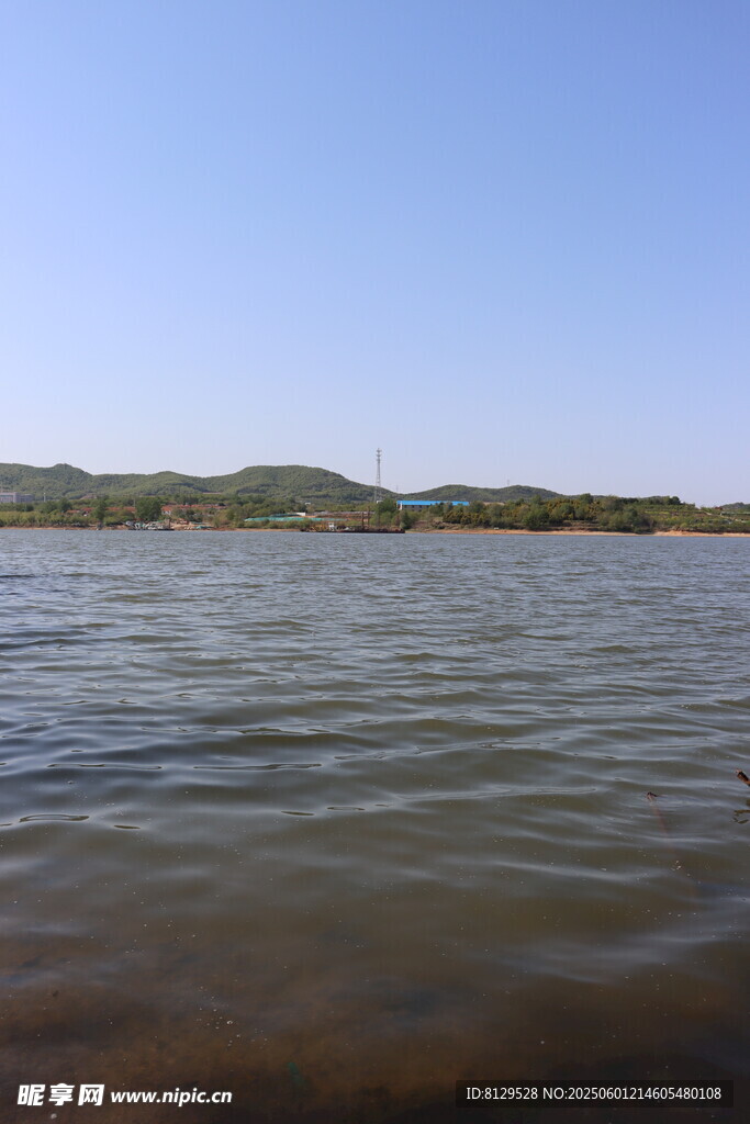 平靜湖水與遠處山巒景色
