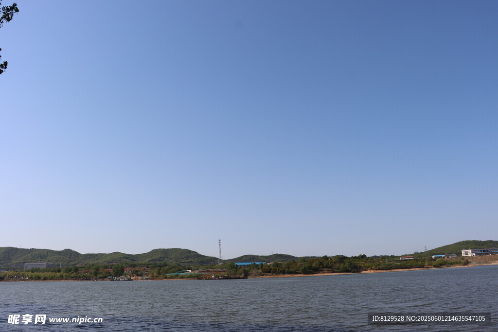 湖畔藍天青山風景如畫