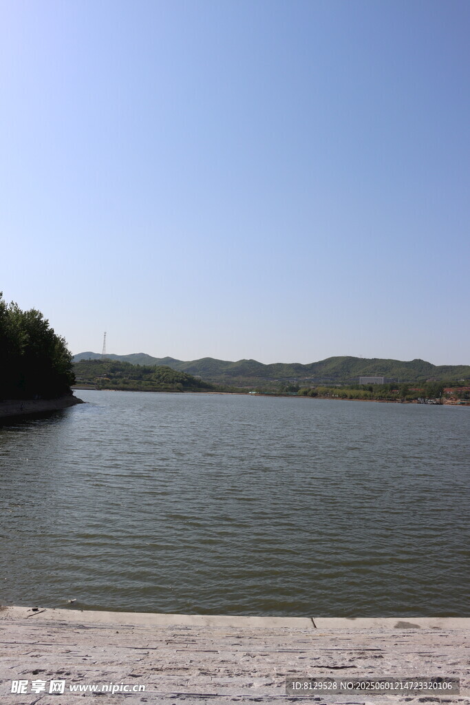 寧靜湖畔風(fēng)光