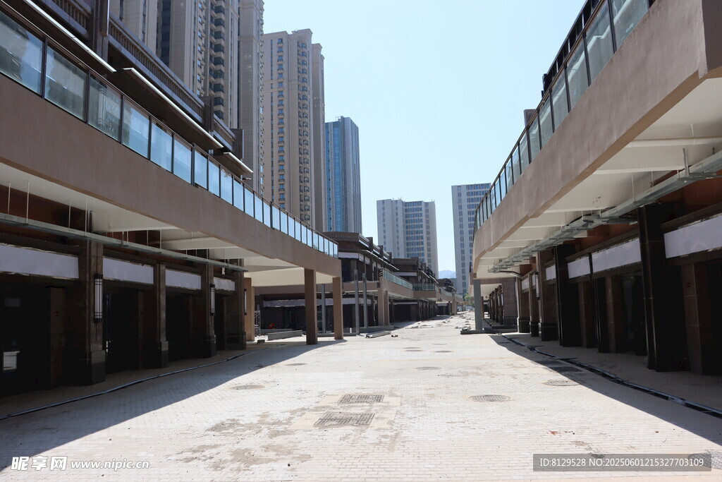 空曠冷清的商業(yè)街場(chǎng)景