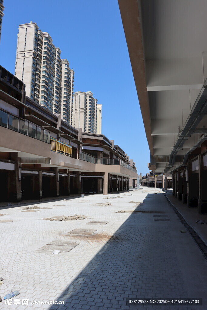 空曠商業(yè)街與高樓景觀