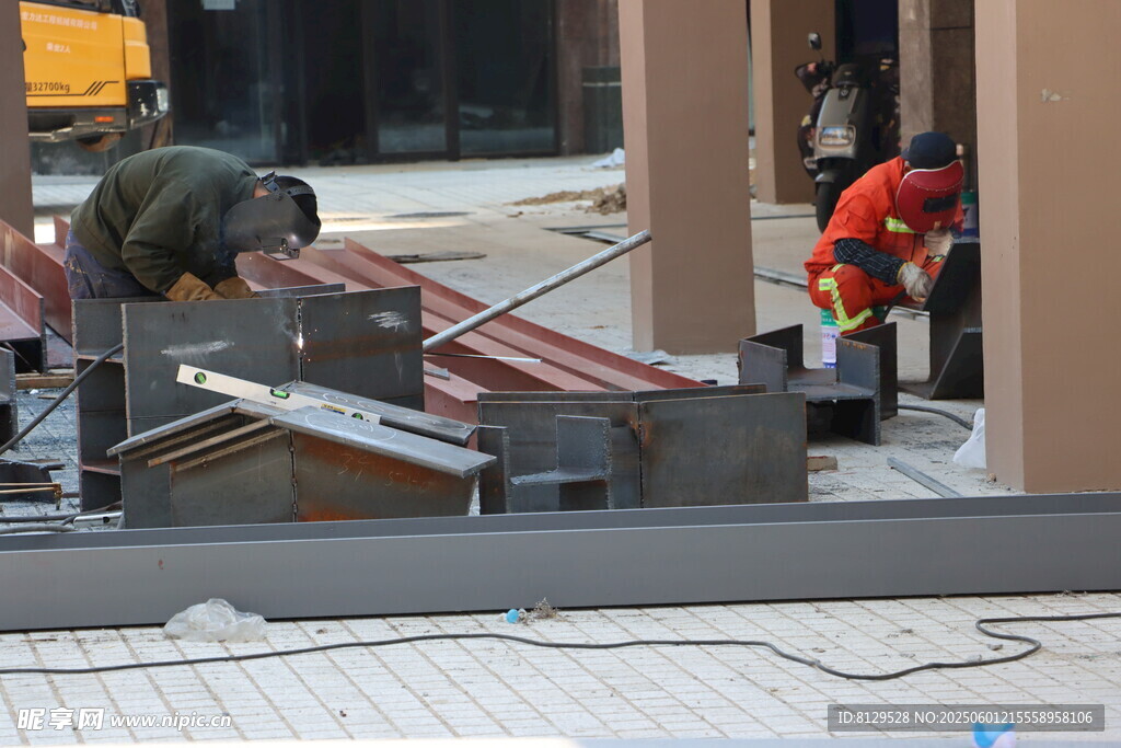 工人戶外進(jìn)行建筑施工