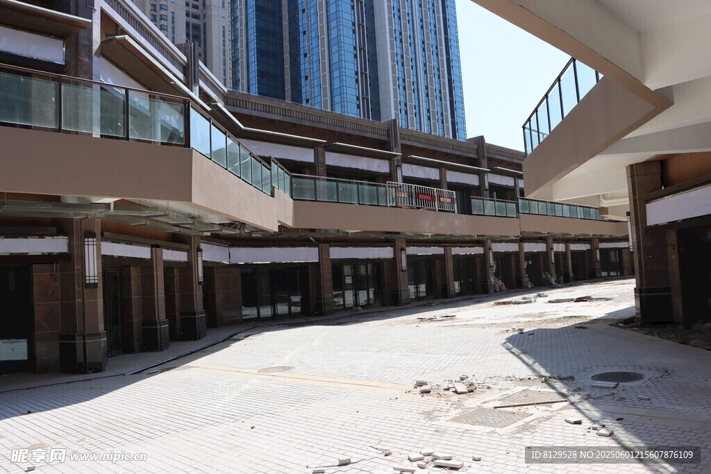 空曠待裝修的商業(yè)建筑空間