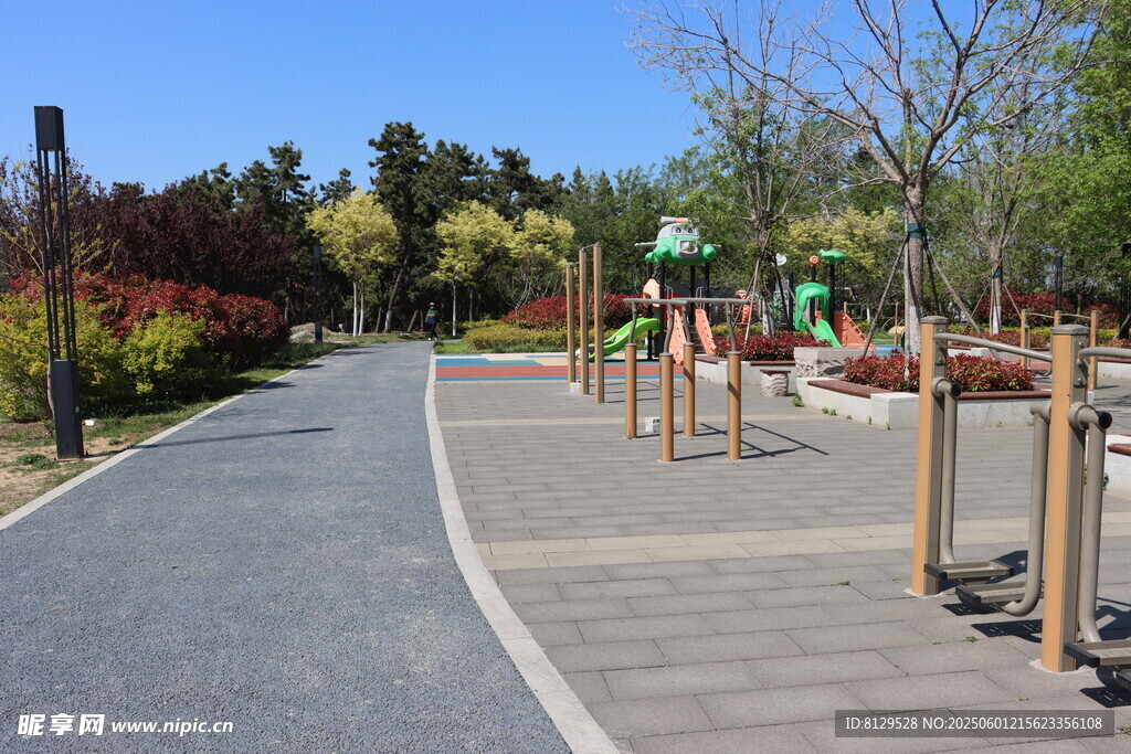 公園中的兒童游樂區道路