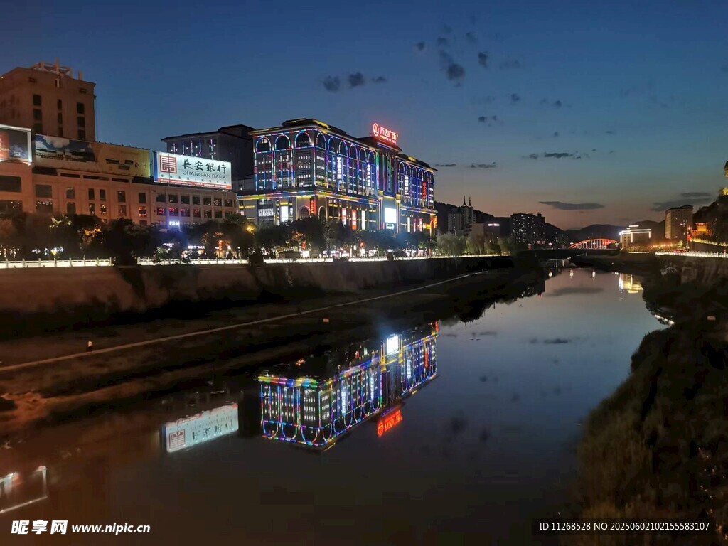 城市河畔夜景璀璨迷人