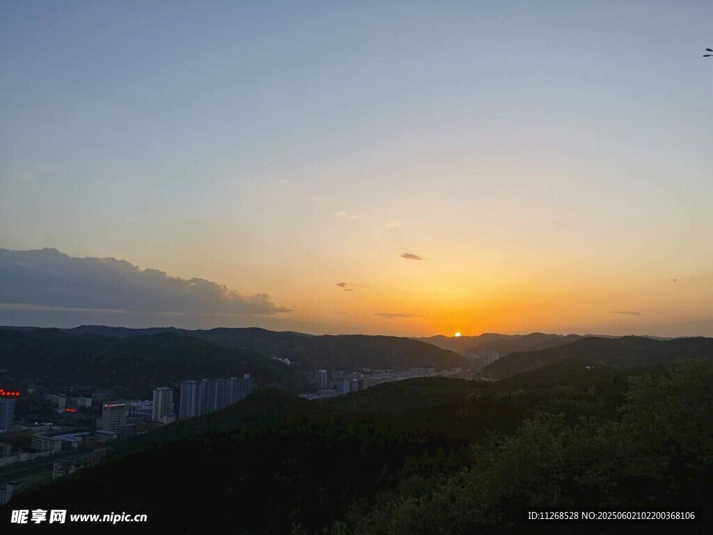日落時分的城市與山丘景色