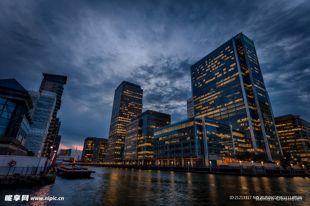 城市河畔夜景璀璨燈火