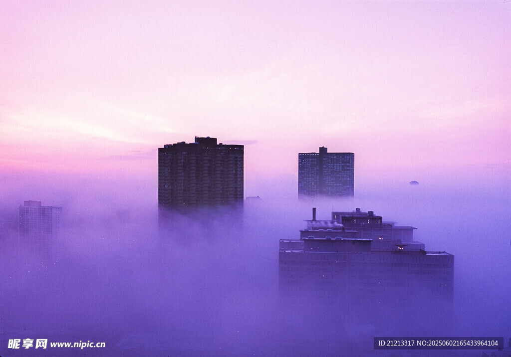 霧中城市建筑的夢幻景象