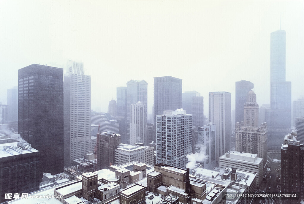 雪后霧中城市高樓景觀