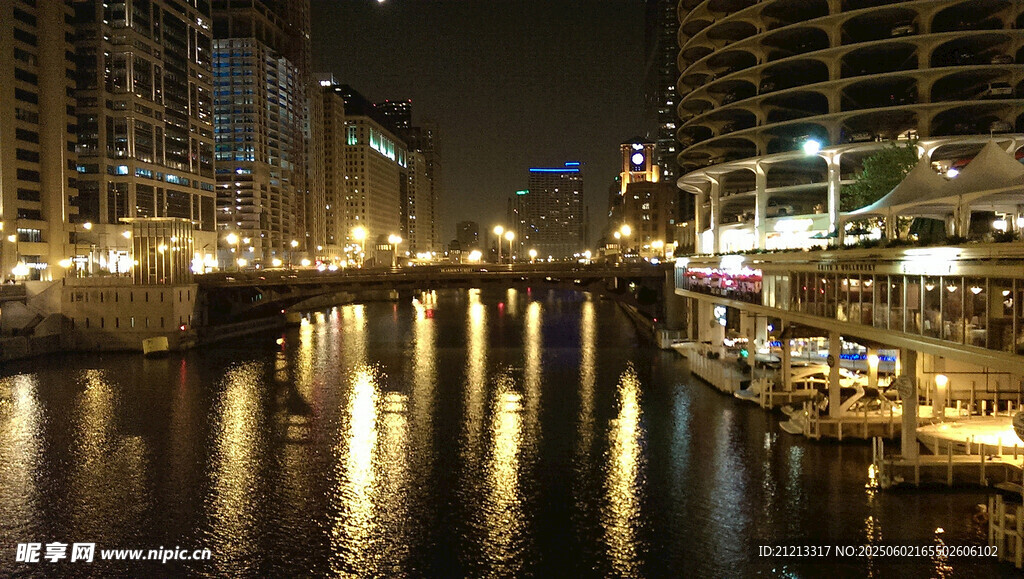 城市河畔璀璨夜景