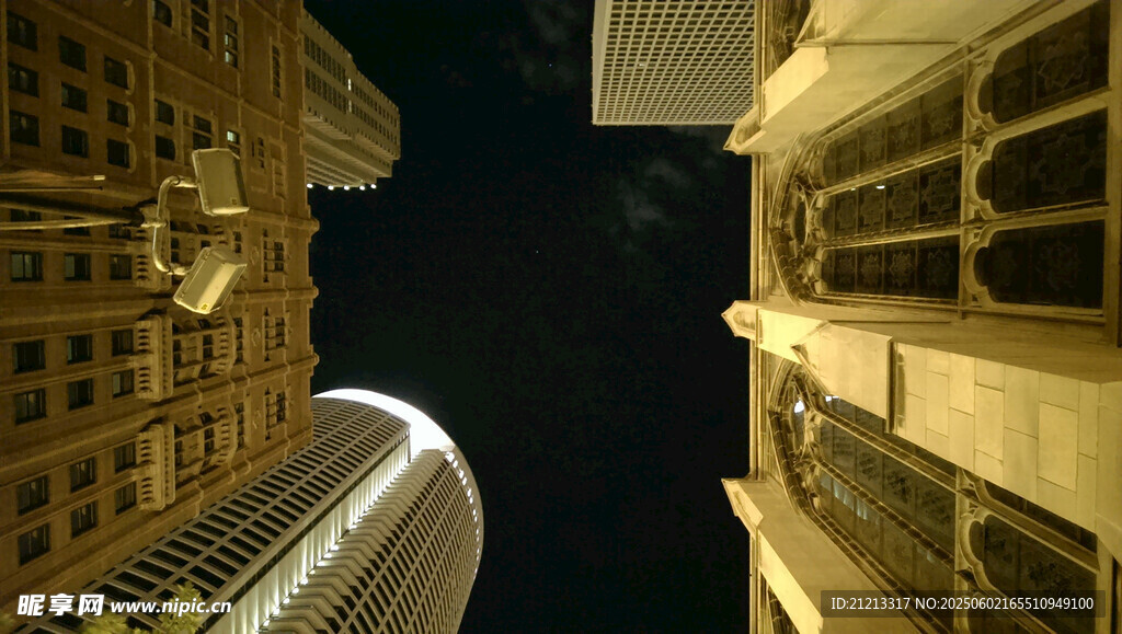 仰視城市高樓夜景
