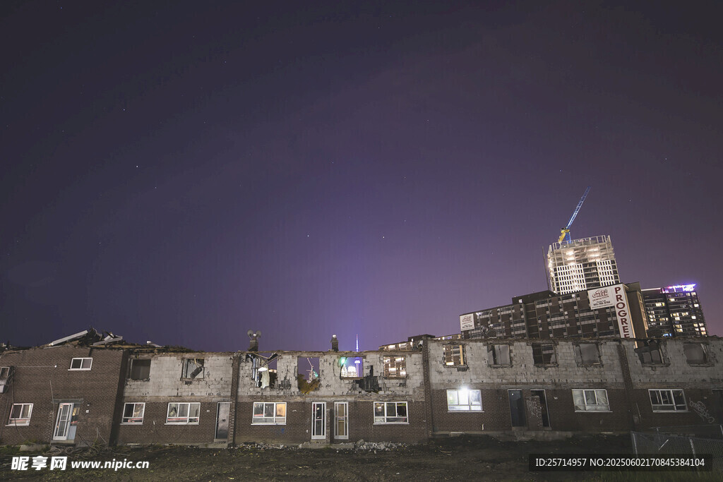 夜晚中的古老建筑群