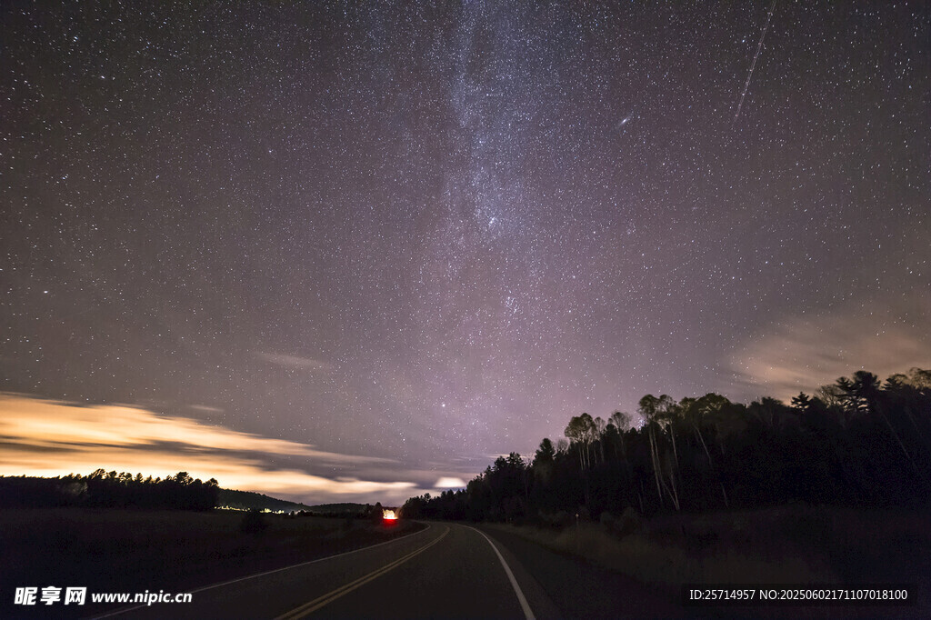 公路上的璀璨星空夜景