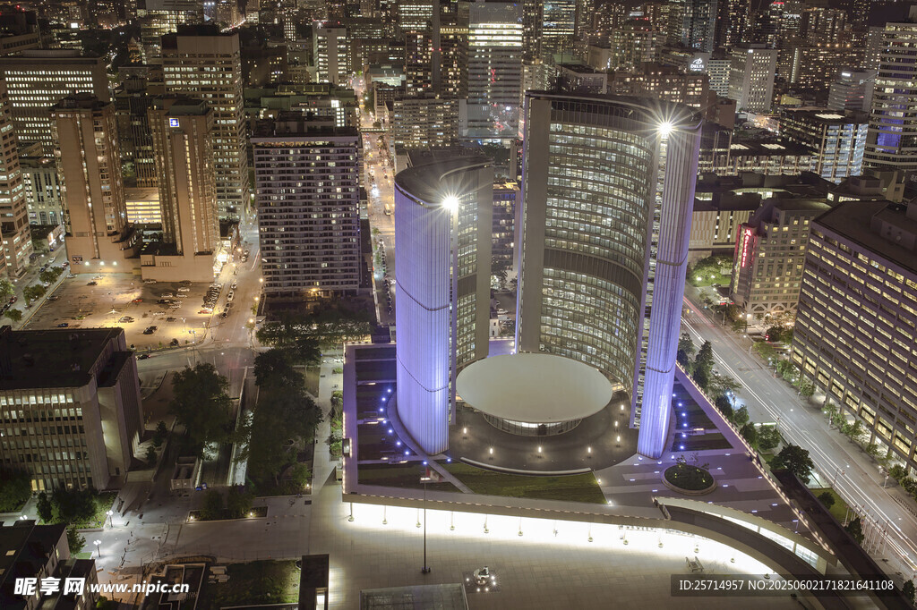 城市夜景中的高聳雙子塔