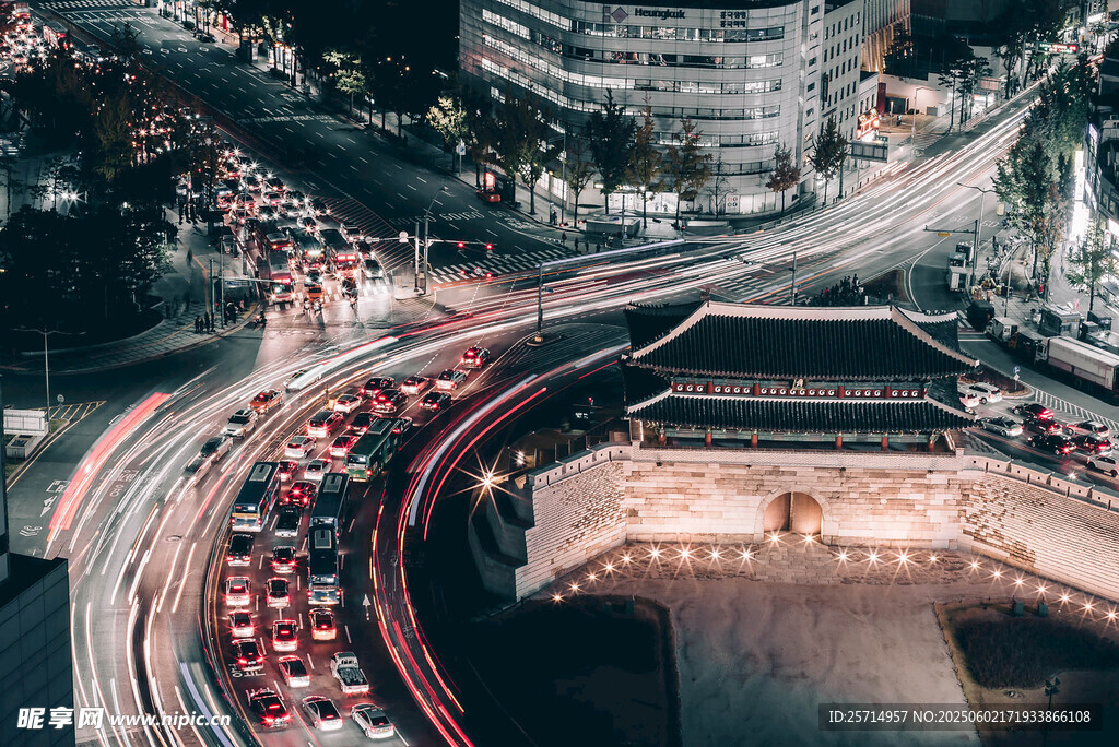 城市夜景中的繁忙交通路口