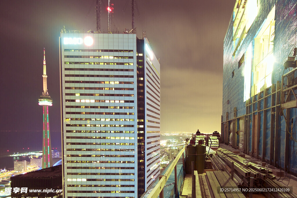 城市夜景中的高樓與觀景者