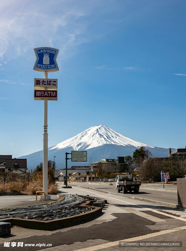 公路旁的富士山景致