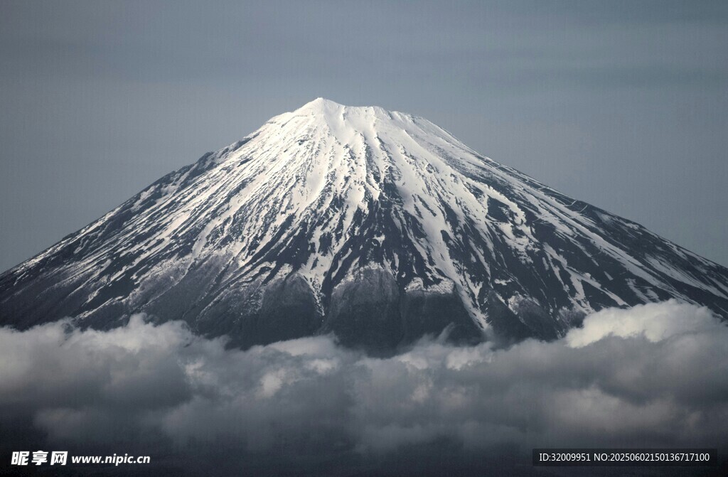 巍峨雪山聳立于云海之上