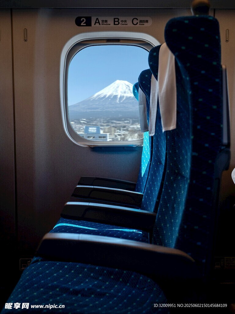 列車內(nèi)望窗外富士山美景