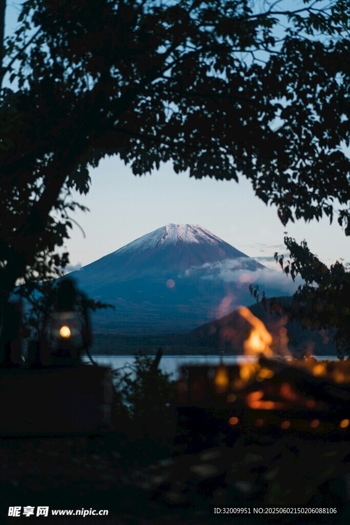 湖畔篝火旁的遠(yuǎn)山美景
